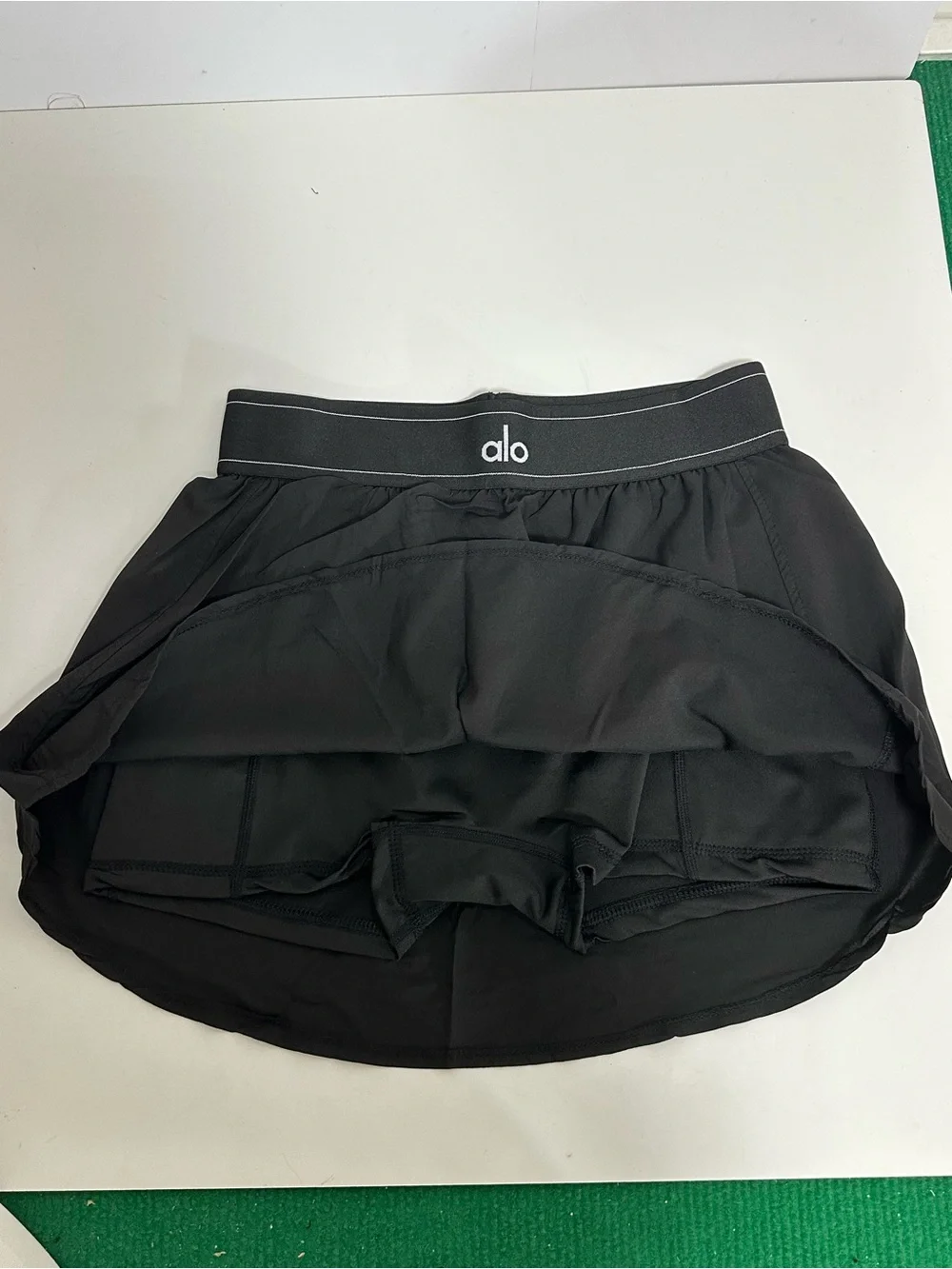 ALO Yoga lightweight skater